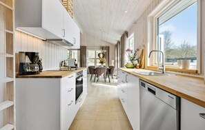 Een koelkast, een vaatwasser, een koffiezetapparaat/waterkoker
