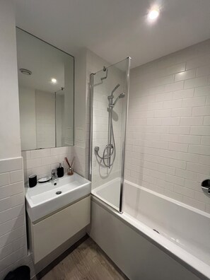 Hårtork, handdukar, tvål och toalettpapper