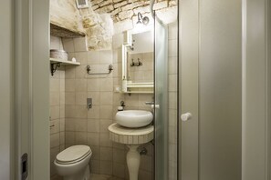 Dusche, Haartrockner, Bidet, Handtücher