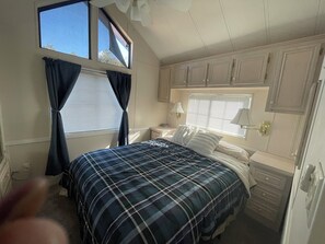 2 bedrooms, desk, free WiFi, bed sheets