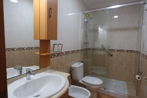 Douche, séchoir à cheveux, bidet, serviettes fournies