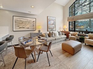 Een smart-tv, een open haard en boeken