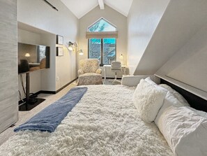 3 bedrooms, desk, iron/ironing board, free WiFi