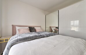 2 chambres, coffre-fort, fer et planche à repasser, lit de bébé portatif