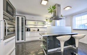 Fridge, oven, dishwasher, coffee/tea maker