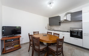 Fridge, oven, dishwasher, coffee/tea maker
