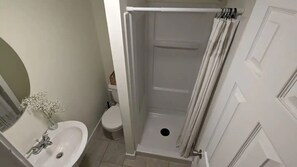 Douche, sĂšche-cheveux, serviettes fournies, savon