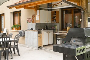 Outdoor dining - Holiday Home 'L'orée Du Bois' with Mountain View, Wi-Fi and Air Conditioning (Yenne)