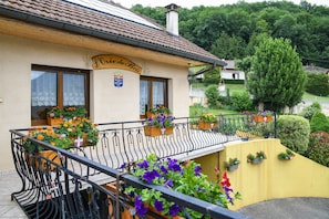 Property grounds - Holiday Home 'L'orée Du Bois' with Mountain View, Wi-Fi and Air Conditioning (Yenne)