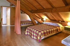 4 bedrooms, desk, iron/ironing board, free WiFi - Holiday Home 'L'orée Du Bois' with Mountain View, Wi-Fi and Air Conditioning (Yenne)