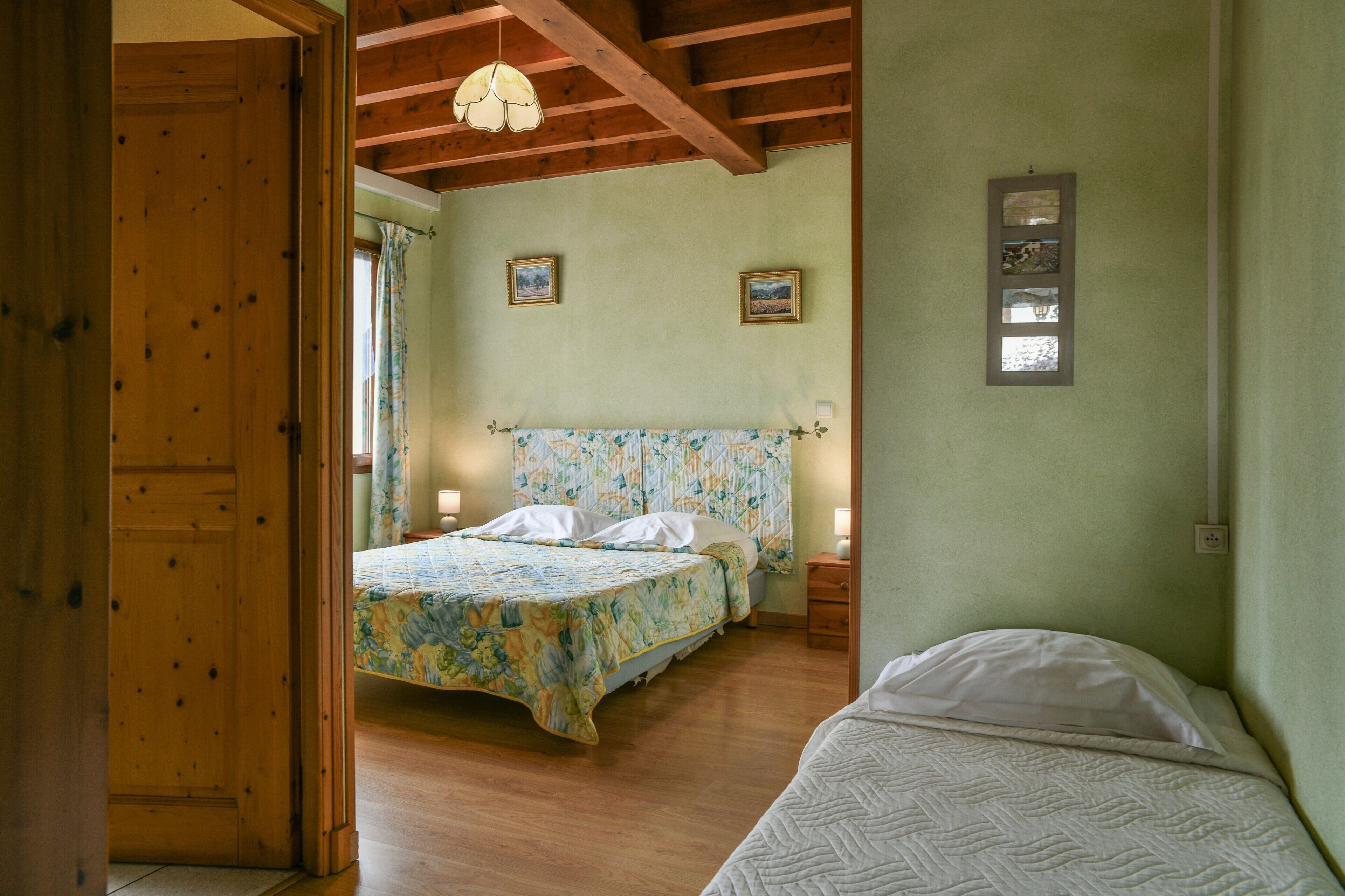 4 bedrooms, desk, iron/ironing board, free WiFi