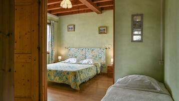 4 bedrooms, desk, iron/ironing board, free WiFi