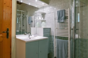 Shower, free toiletries, hair dryer, towels