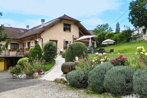 Exterior - Holiday Home 'L'orée Du Bois' with Mountain View, Wi-Fi and Air Conditioning (Yenne)