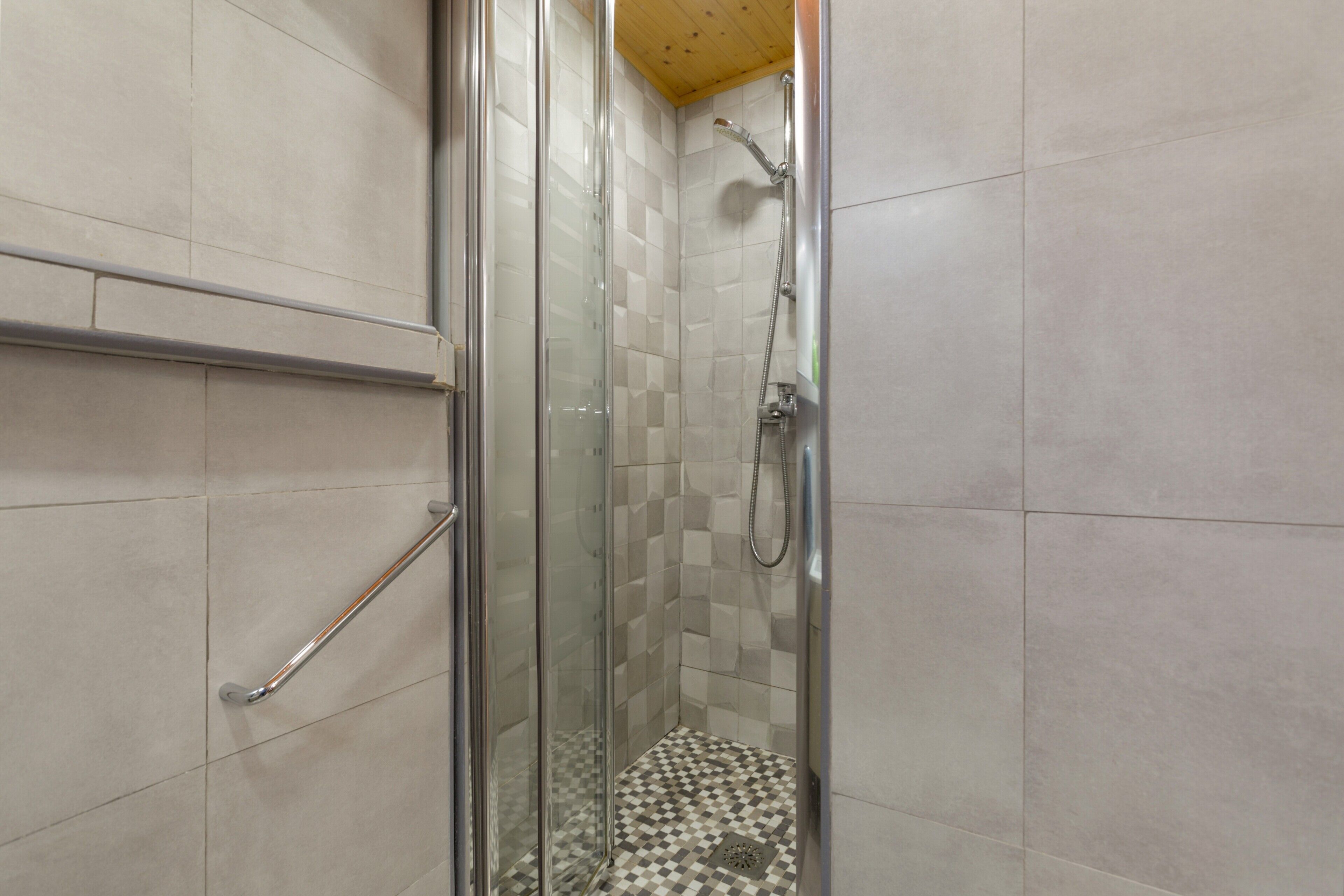 Een douche, een haardroger, handdoeken