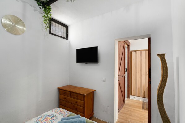 3 slaapkamers, een strijkplank/strijkijzer, gratis wifi, beddengoed
