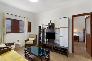 TV - Vacation Home 'La Casa De Yakelin' with Mountain View, Private Terrace and Wi-Fi (LA ALDEA DE SAN NICOLAS)