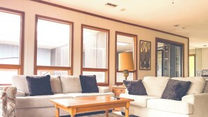 Living area - Charming 2-bedroom Tree House in fantastic Saint George Island (Saint George Island)