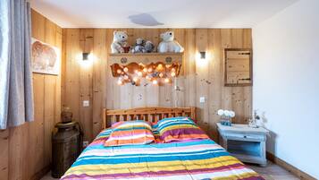 3 slaapkamers, een strijkplank/strijkijzer, gratis wifi, beddengoed