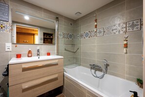 淋浴设施、吹风机、毛巾