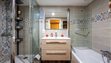 Dusche, Haartrockner, HandtĂŒcher