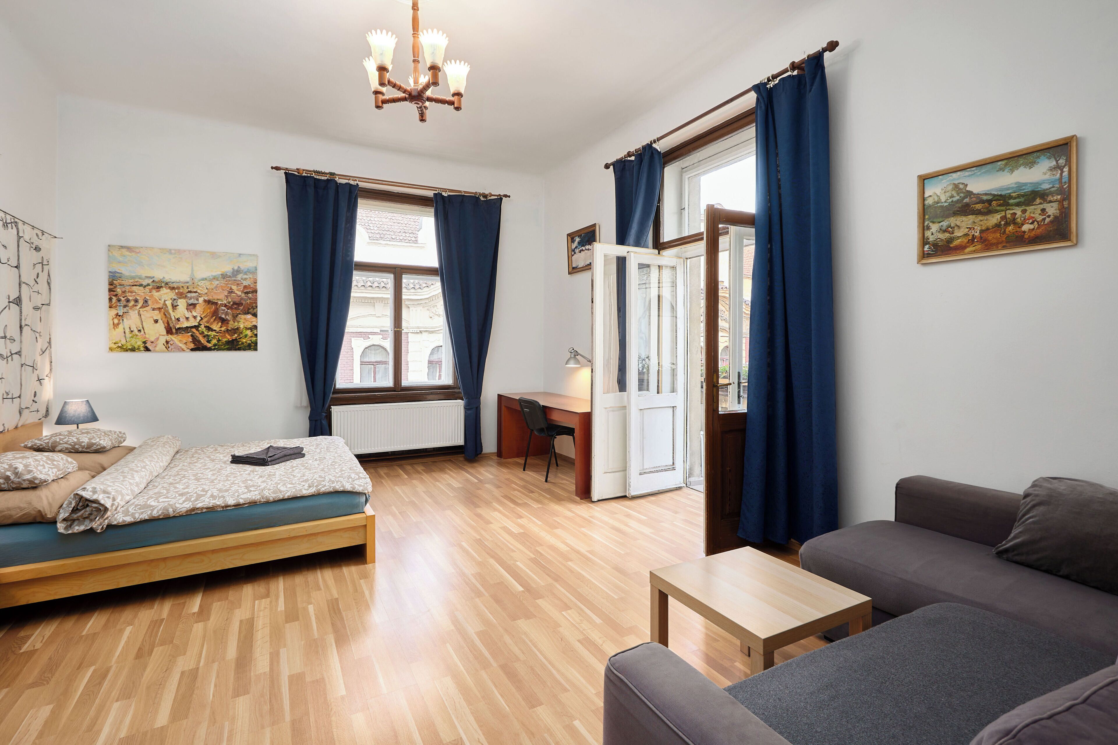 Familienapartment, Balkon, Stadtblick | Schreibtisch, laptopgeeigneter Arbeitsplatz, Verdunkelungsvorhänge