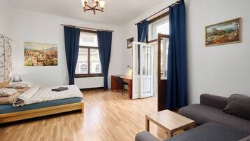 Familienapartment, Balkon, Stadtblick | Schreibtisch, laptopgeeigneter Arbeitsplatz, Verdunkelungsvorhänge