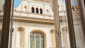 Familie appartement, balkon, uitzicht op de stad | 3 slaapkamers, een bureau, een laptopwerkplek, verduisterende gordijnen