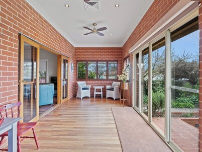 Stylish, comfortable and well located