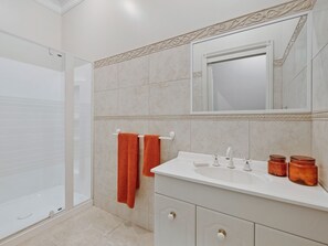 Shower, jetted bath, hair dryer, towels