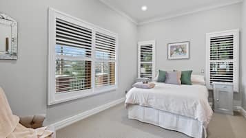 3 bedrooms, desk, iron/ironing board, WiFi