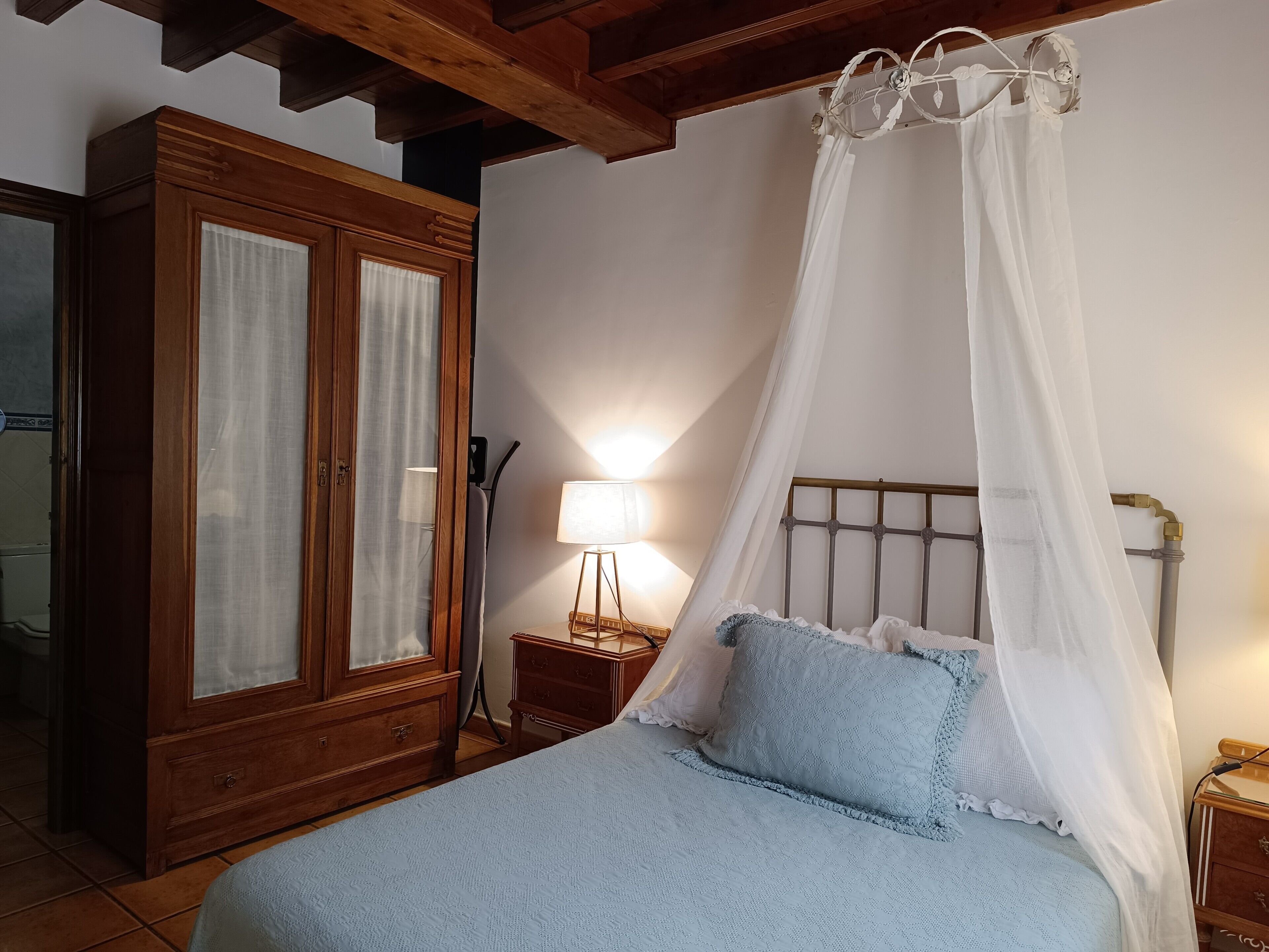 1 slaapkamer, een strijkplank/strijkijzer, gratis wifi, beddengoed