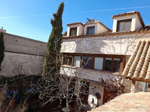 Exterior - Room 'La Camara' with Shared Pool, Wi-Fi and Air Conditioning (Consuegra)