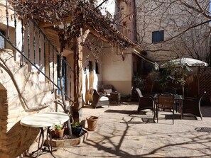 Outdoor dining - Room 'Doble Especial - Los Cipreses' with Shared Pool, Wi-Fi and Air Conditioning (Consuegra)