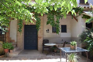 Outdoor dining - Room 'Doble Especial - Los Cipreses' with Shared Pool, Wi-Fi and Air Conditioning (Consuegra)