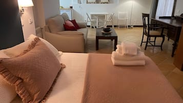 Tabla de planchar con plancha, wifi gratis, ropa de cama