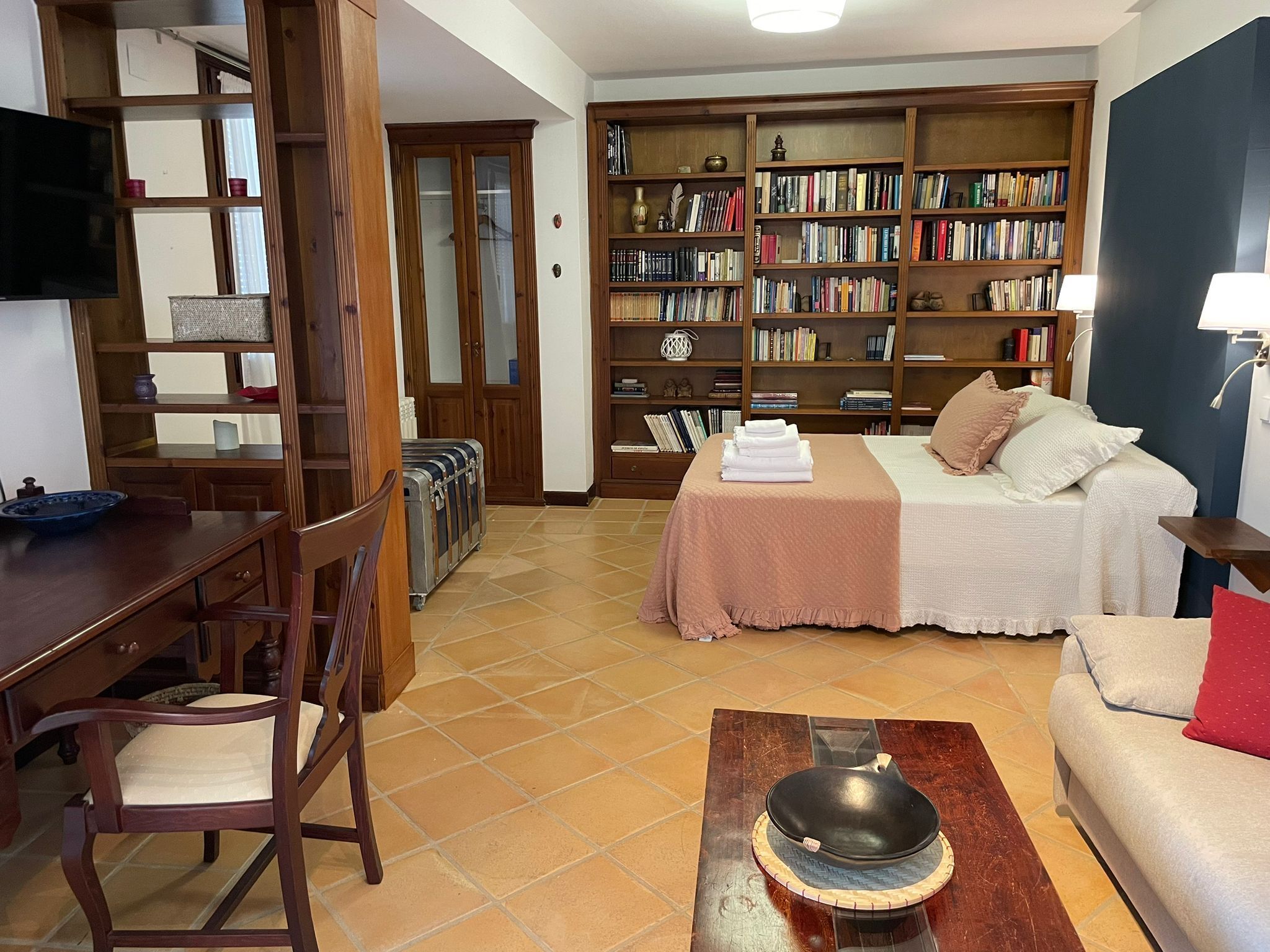 Tabla de planchar con plancha, wifi gratis, ropa de cama