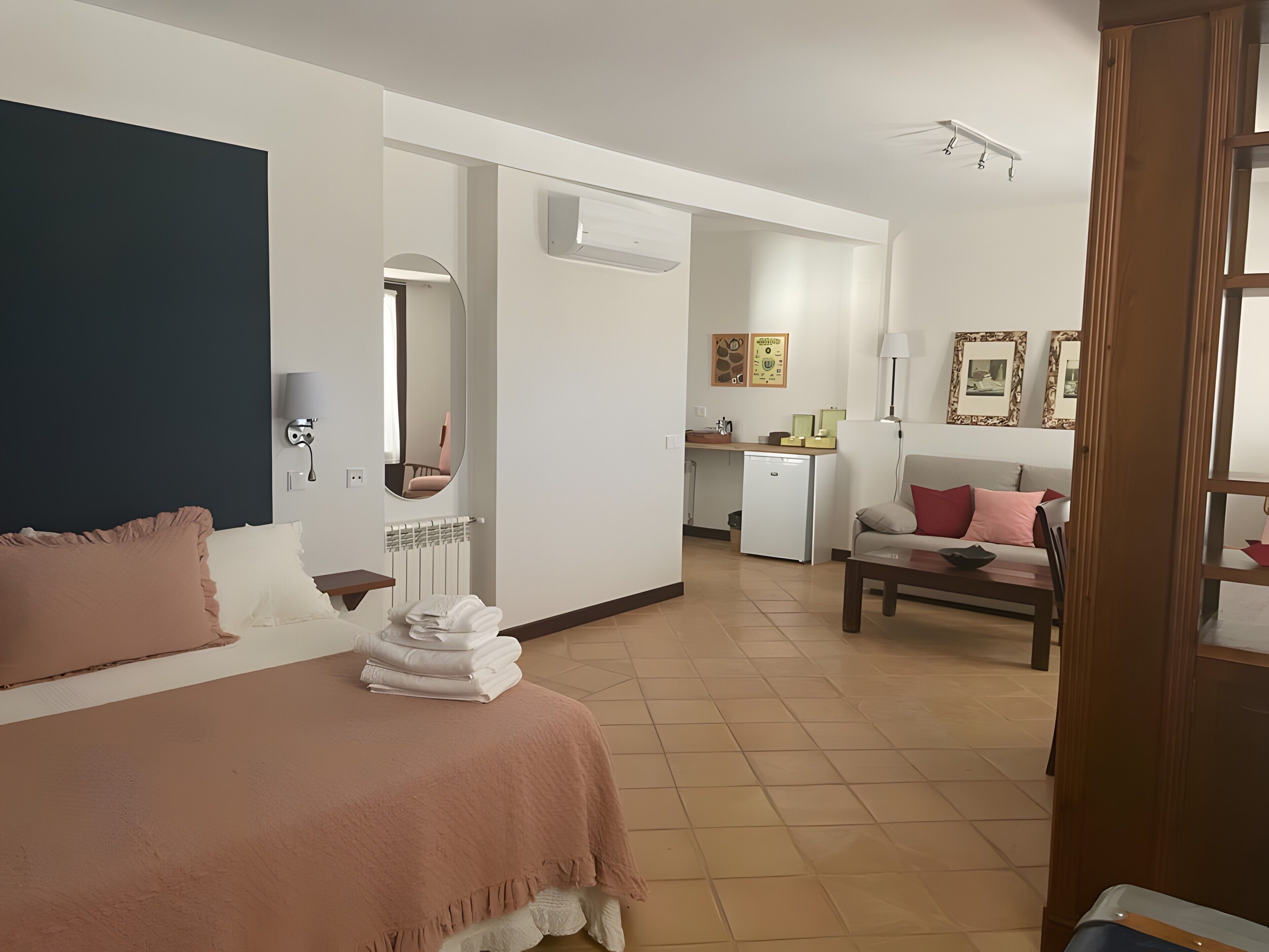 Een strijkplank/strijkijzer, gratis wifi, beddengoed