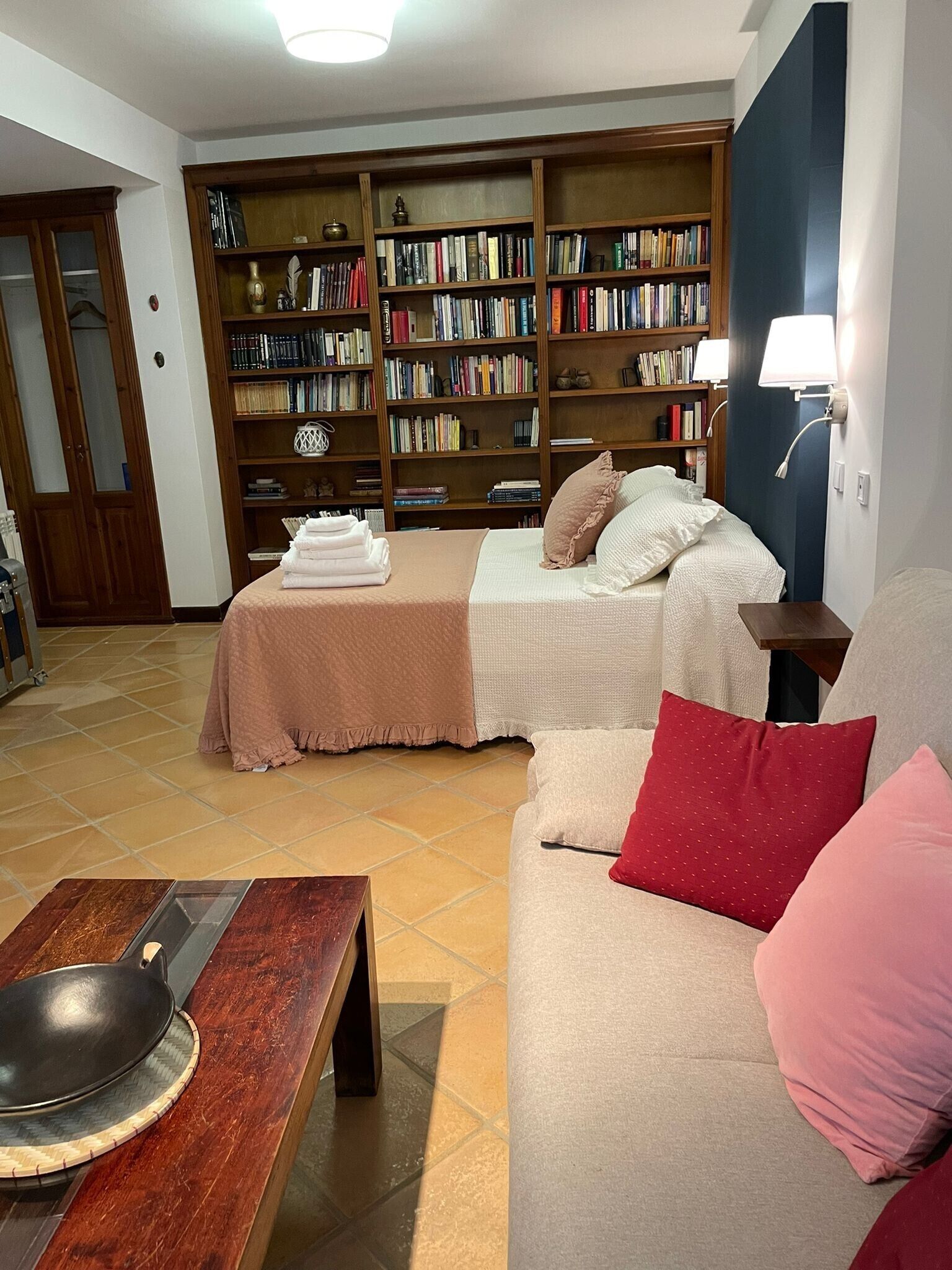 Een strijkplank/strijkijzer, gratis wifi, beddengoed