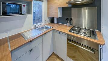 Fridge, oven, stovetop, coffee/tea maker