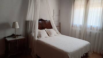 1 slaapkamer, een strijkplank/strijkijzer, gratis wifi, beddengoed