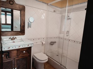Shower, hair dryer, towels - Superior Apartment 'Corredor' with Terrace, Wi-Fi and Air Conditioning (Consuegra)