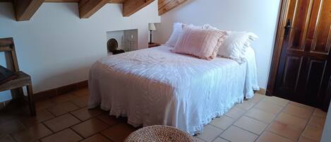 Een strijkplank/strijkijzer, gratis wifi, beddengoed