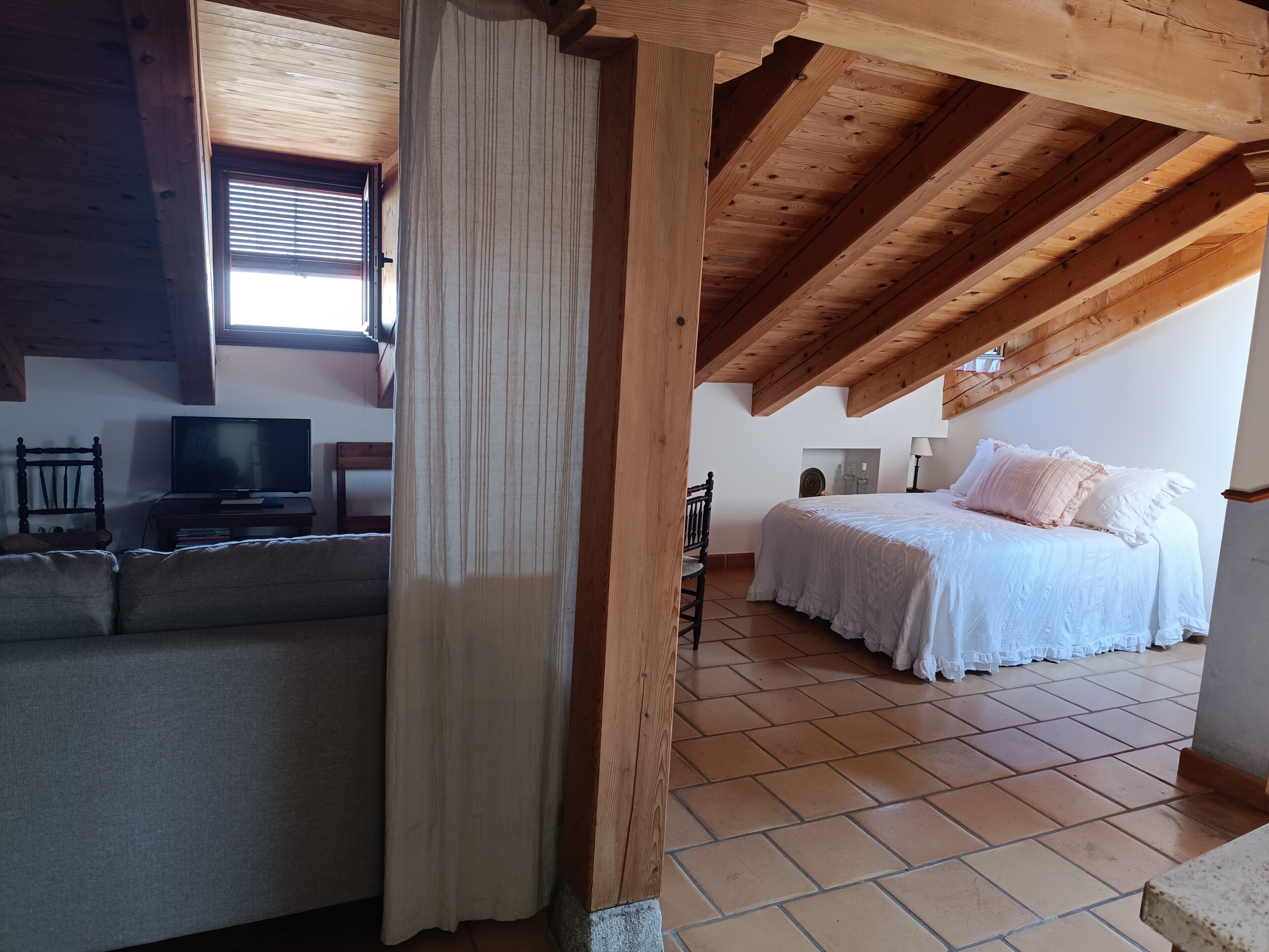 Tabla de planchar con plancha, wifi gratis, ropa de cama