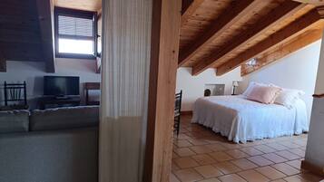 Tabla de planchar con plancha, wifi gratis, ropa de cama