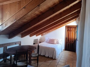 Een strijkplank/strijkijzer, gratis wifi, beddengoed