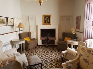 Interior - Room 'Familiar - La Hornacina' with Shared Pool, Wi-Fi and Air Conditioning (Consuegra)