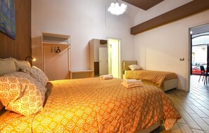 Travel cot, free WiFi, bed sheets - 1 bedroom gorgeous home in Catania (Catania)