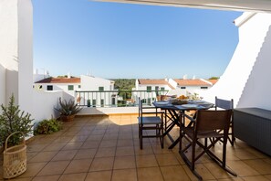 Outdoor dining - Gin & Tonic Apartment in Son Parc with Pool, Padel Court, and Sea View near Son Saura Beach (Son Parc)