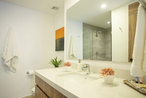Dusche, Haartrockner, Handtücher, Seife
